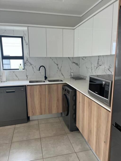 19 Elizabeth Place - Beautiful And Spacious Self Catering 3 Bedroom Unit With Quick Access To Kyalami Racetrack With Free Wifi - Perfect For A Big Family In Midrand