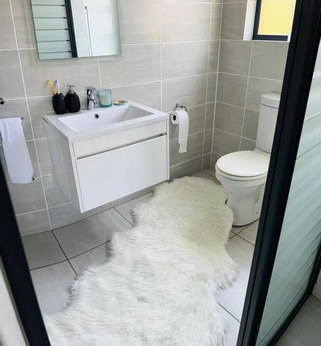 19 Elizabeth Place - Beautiful And Spacious Self Catering 3 Bedroom Unit With Quick Access To Kyalami Racetrack With Free Wifi - Perfect For A Big Family In *