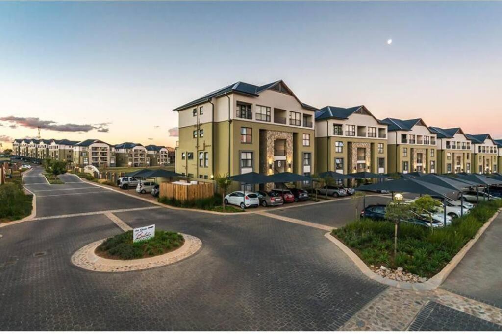 19 Elizabeth Place - Beautiful And Spacious Self Catering 3 Bedroom Unit With Quick Access To Kyalami Racetrack With Free Wifi - Perfect For A Big Family In Apartment *