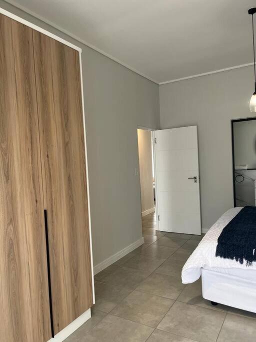 19 Elizabeth Place - Beautiful And Spacious Self Catering 3 Bedroom Unit With Quick Access To Kyalami Racetrack With Free Wifi - Perfect For A Big Family In Apartment Midrand