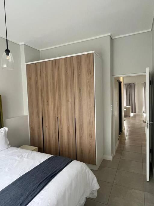 Apartment 19 Elizabeth Place - Beautiful And Spacious Self Catering 3 Bedroom Unit With Quick Access To Kyalami Racetrack With Free Wifi - Perfect For A Big Family In