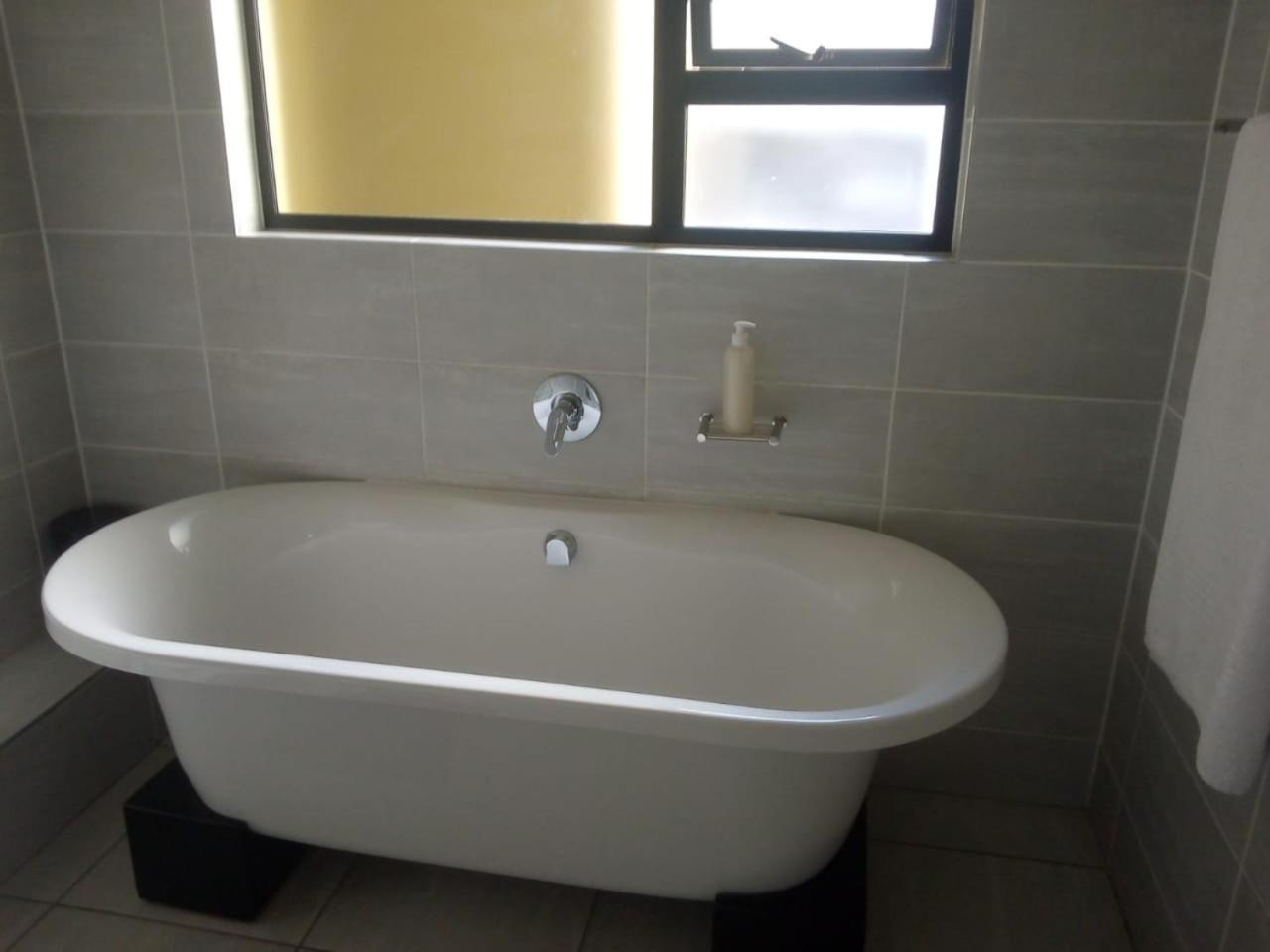 19 Elizabeth Place - Beautiful And Spacious Self Catering 3 Bedroom Unit With Quick Access To Kyalami Racetrack With Free Wifi - Perfect For A Big Family In Apartment *