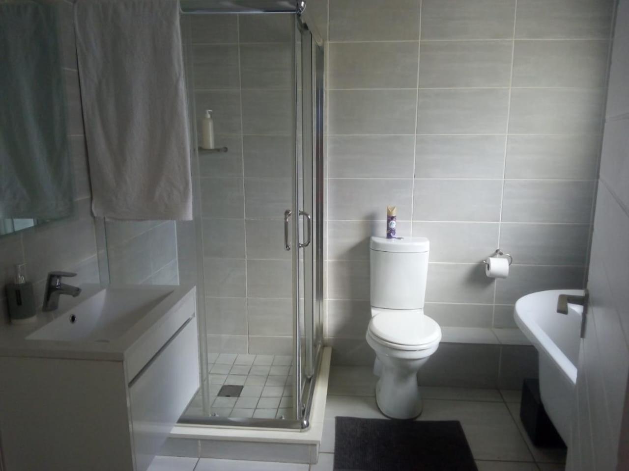 Apartment 19 Elizabeth Place - Beautiful And Spacious Self Catering 3 Bedroom Unit With Quick Access To Kyalami Racetrack With Free Wifi - Perfect For A Big Family In Midrand