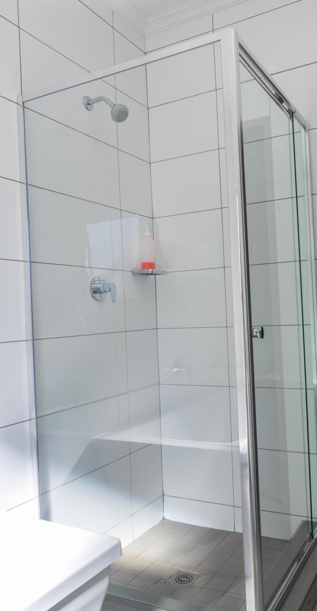 19 Elizabeth Place - Beautiful And Spacious Self Catering 3 Bedroom Unit With Quick Access To Kyalami Racetrack With Free Wifi - Perfect For A Big Family In