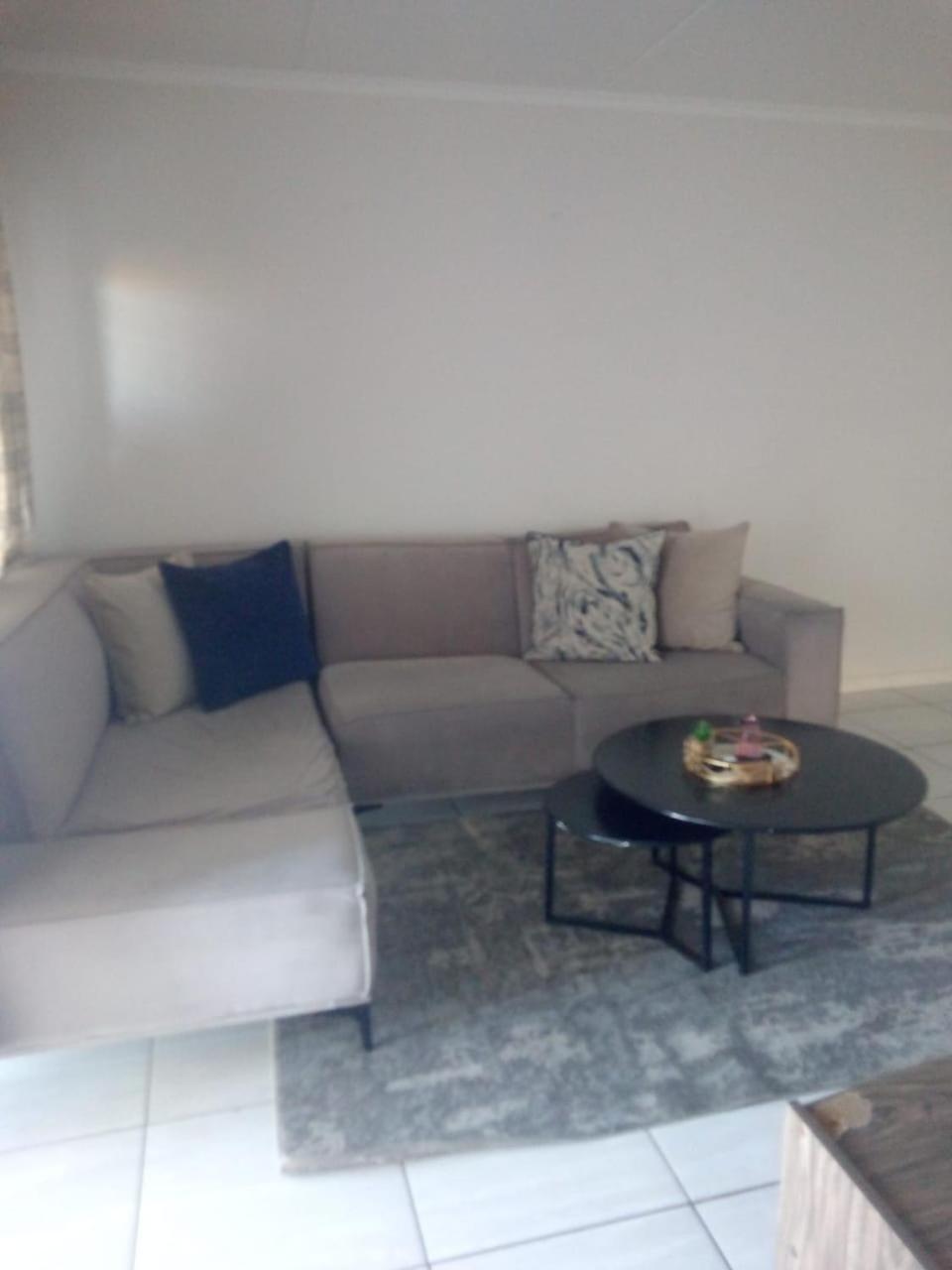 19 Elizabeth Place - Beautiful And Spacious Self Catering 3 Bedroom Unit With Quick Access To Kyalami Racetrack With Free Wifi - Perfect For A Big Family In Apartment *