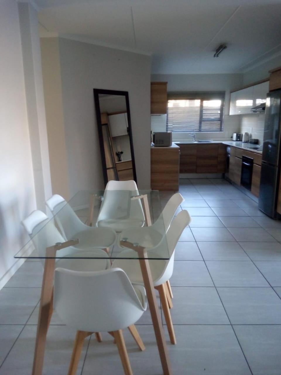 Apartment 19 Elizabeth Place - Beautiful And Spacious Self Catering 3 Bedroom Unit With Quick Access To Kyalami Racetrack With Free Wifi - Perfect For A Big Family In *